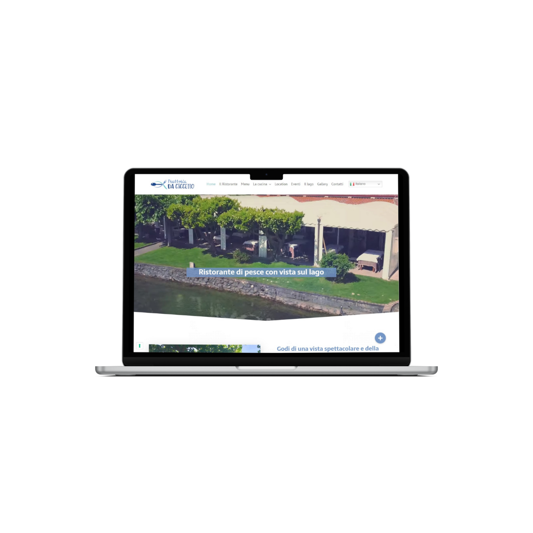 Laptop con sito web di un ristorante sul lago.