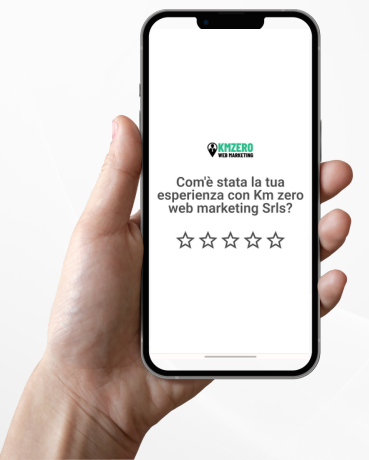 Mano tiene smartphone con sondaggio di valutazione a stelle.
