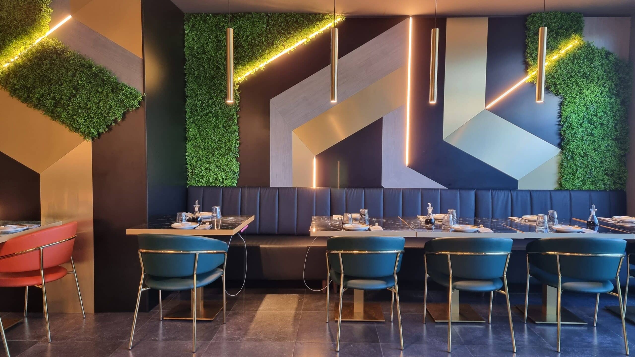 Interno di un ristorante moderno con decorazioni geometriche.