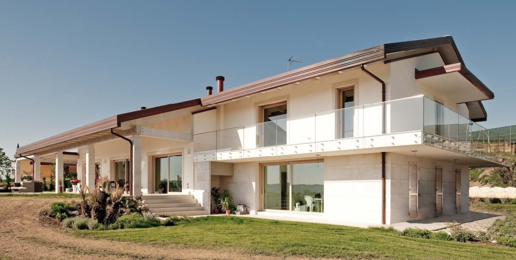 Casa moderna a due piani con giardino.