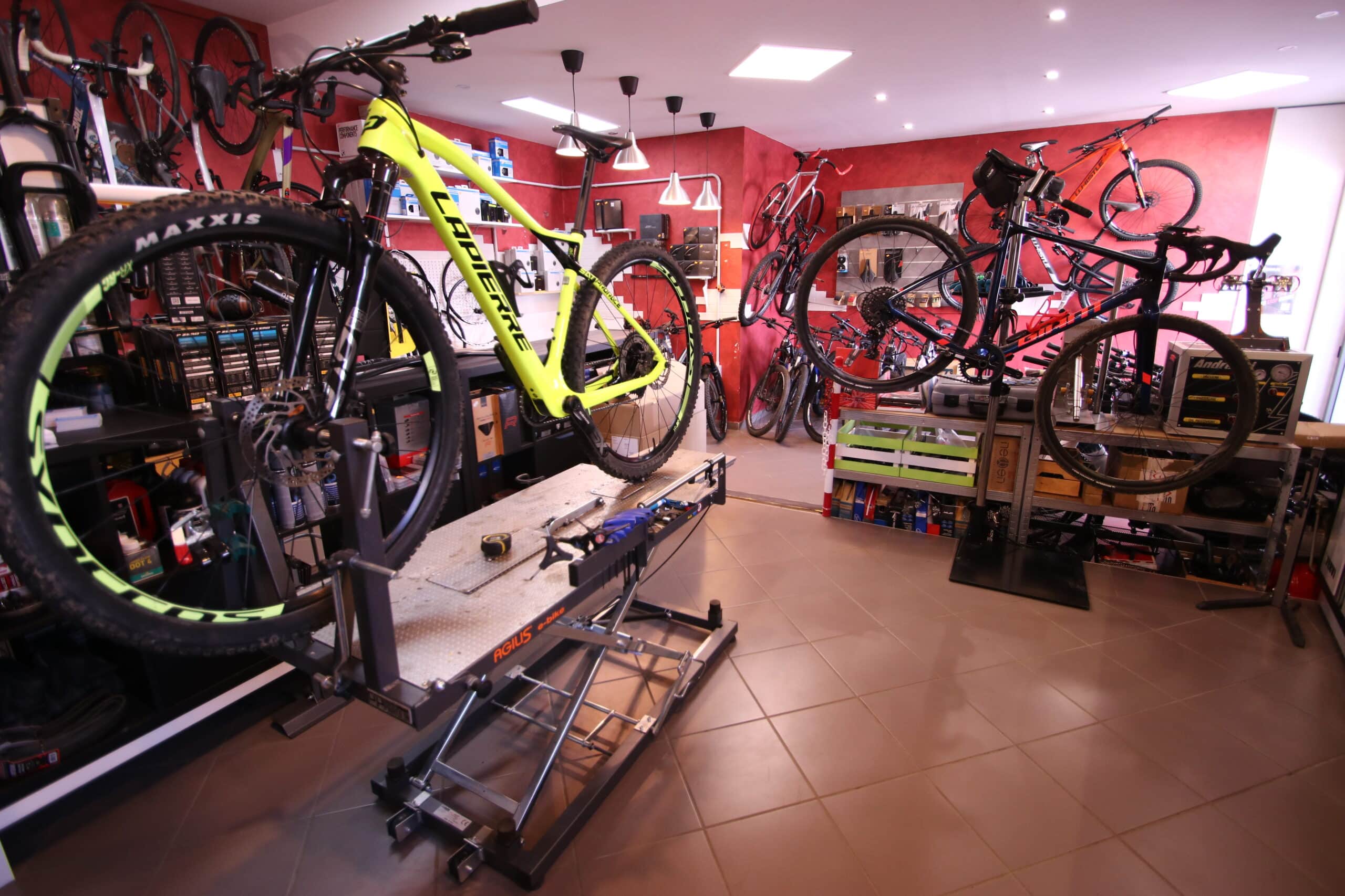 Officina di biciclette con vari modelli in riparazione.
